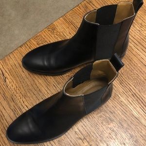 Everlane Chelsea Boots in Black